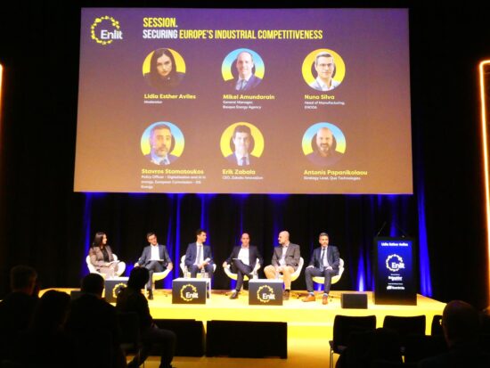 Intervención de MIkel Amundarain en el congreso Enlit. Escenario compartido con el resto de ponentes