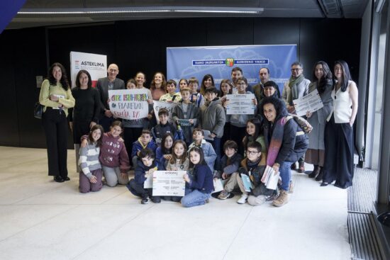 Foto de familia de los premiados en Asteklima 2025