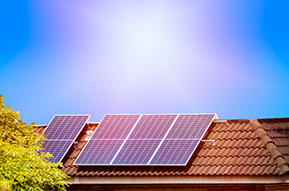 Coche cargando electricidad.