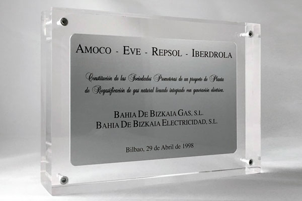 Plaque reminder of the constitution of Bahía de Bizkaia Gas y Electricidad.
