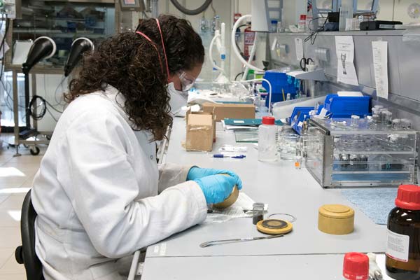 Researcher woman in a laboratory.